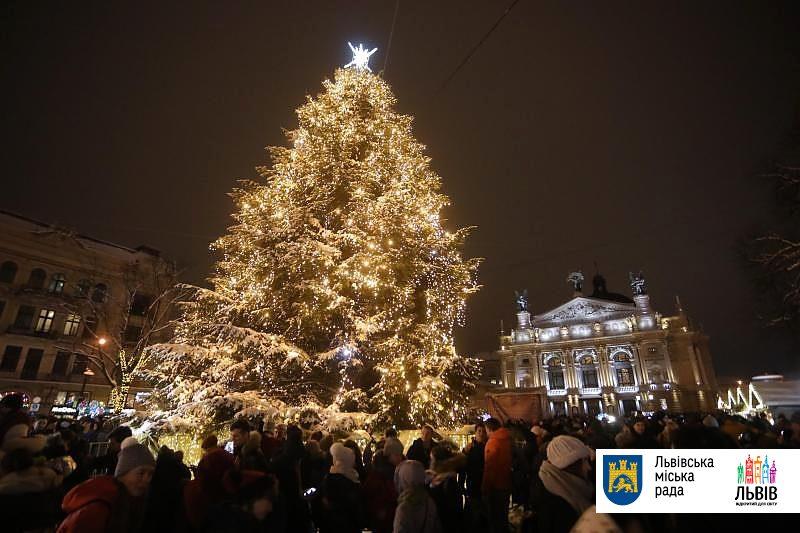 Елку намеренно не завешивали большим количеством игрушек, сделав акцент на огоньках и на игре света