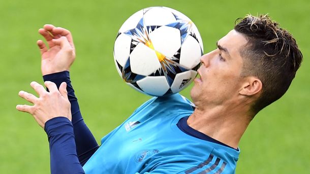 25 квітня 2018, 20:24 Переглядів:   Кріштіану Роналду - найдорожчий футболіст матчу Баварія - Реал