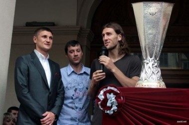 11 червня 2009, 16:04 Переглядів:   Езервскій, Вірт і Чигринський показали львів'янам Кубок УЄФА