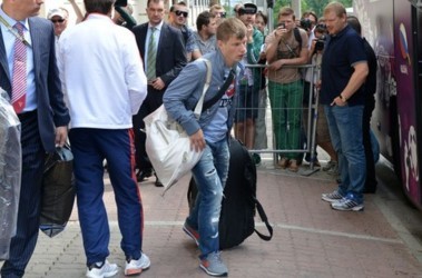 21 июня 2012, 12:17 Переглядів:   Аршавін покидає готель в Варшаві на ранок після розмови з уболівальниками і депутатом