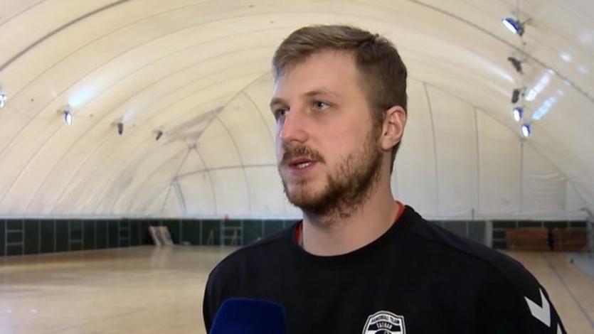 28-річний голкіпер четвертий рік виступає за найсильніший словацький клуб Татран і з пропозицією про зміну громадянства до нього звернулася словацька федерація гандболу