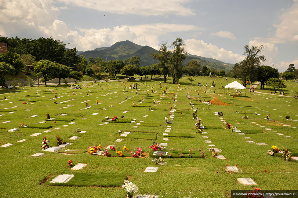 Кущі і трава на галявинах між надгробними плитами акуратно підстрижені, над кладовищем Пархаев різнокольорові метелики