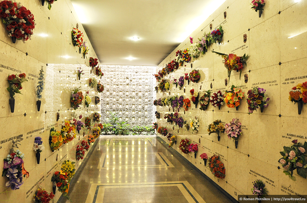 Мармурові плити уздовж стін прикрашені квітами, які приносять родичі і друзі похованих