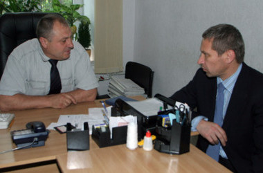 30 травня 2007, 17:39 Переглядів:   Суддя Володимир Скорик (ліворуч) і депутат-регіонал Владислав Лук'янов