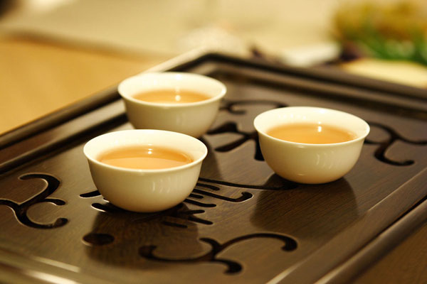 Вживаючи регулярно китайський зелений чай з молоком, Ви не тільки поправляєте своє здоров'я, але ще і молодіє, а одночасно з цим і худнете