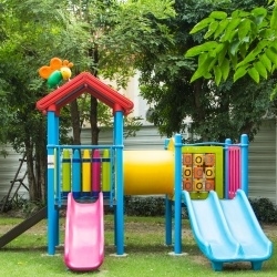 В зависимости от того, какая площадь у вашего сада, давайте спланируем подходящую область и место для детской игровой площадки