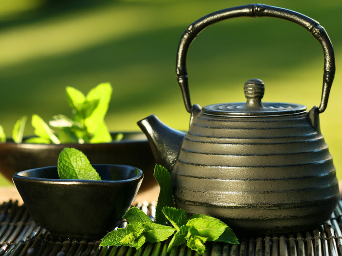 Відомий зелений чай і тим, що він стимулює нервову систему і знижує апетит