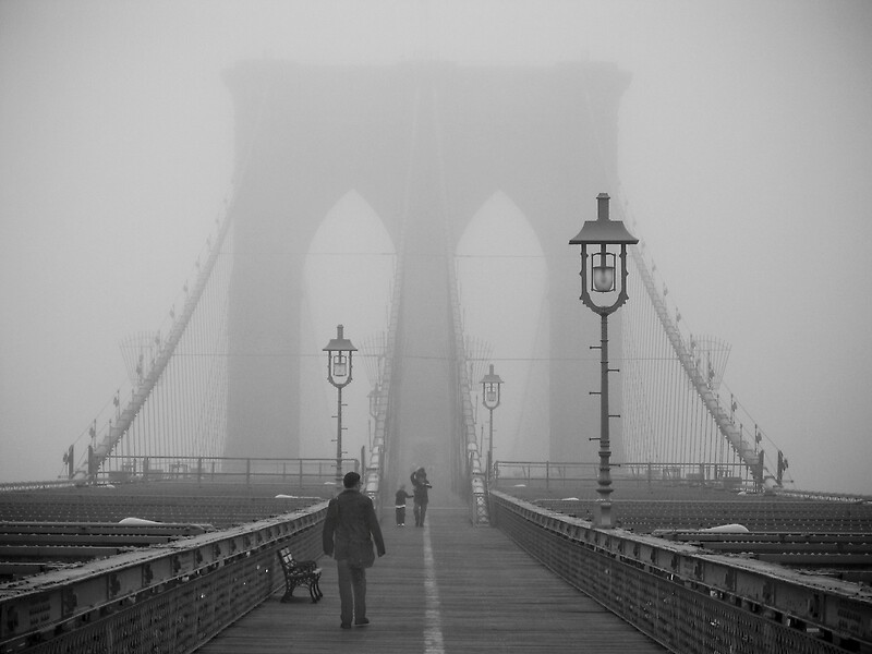 Але цей Бруклінський міст такий довгий і весь в тумані, що зовсім незрозуміло, куди за ним приїдеш, хоч на авто, хоч пішки, хоч на велосипеді