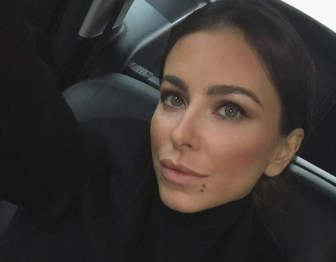 Також коментатори відзначають, що співачка виглядає витягнутої і приплющеним, і звинувачують її в використанні фотошопу