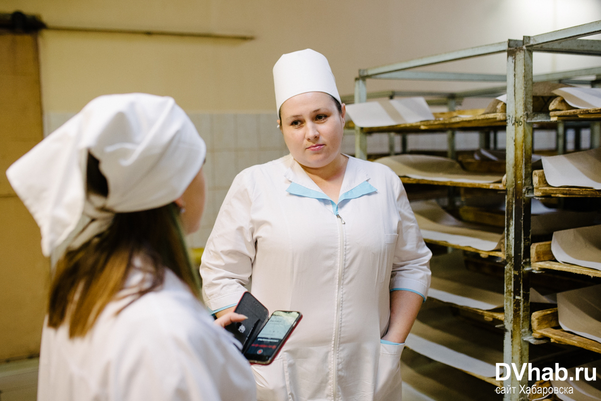 З конвеєра хліб перекладаємо на лотки, де він остигає протягом трьох годин і вже до ранку потрапляє на прилавки магазинів, - розповіла технолог ТОВ «Колос-Пром» Ольга Курбатенко