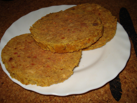 Вистелити білобокого пакетом для запікання, потім фольгою, набила фаршем що називається під зав'язку, зібрала конструкцію і, поставивши в ту ж, що стала тепер незамінною, скороварку, залила холодною водою і варила 30 хвилин з моменту закипання