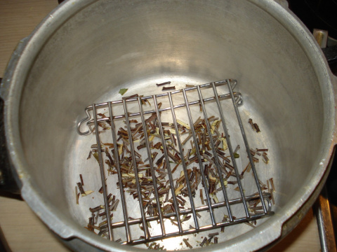 За цей час я підшукала інвентар для копчення - грати (підставка для гаряче), металевою тарілкою (для жиру) і пароварную грати