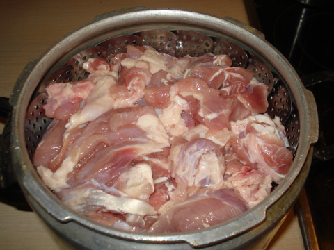 На решітку поставила тарілочку для збору жиру, а на неї - пароварную грати, в яку поклала шматочки курки,   на курку виклала шматки свинини, накрила кришкою і поставила на середній вогонь