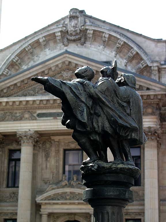Також його скульптура «Розкриті руки» (Bras Ouvert) коштує на проспекті Вінстона Черчилля і Шосе Ватерлоо