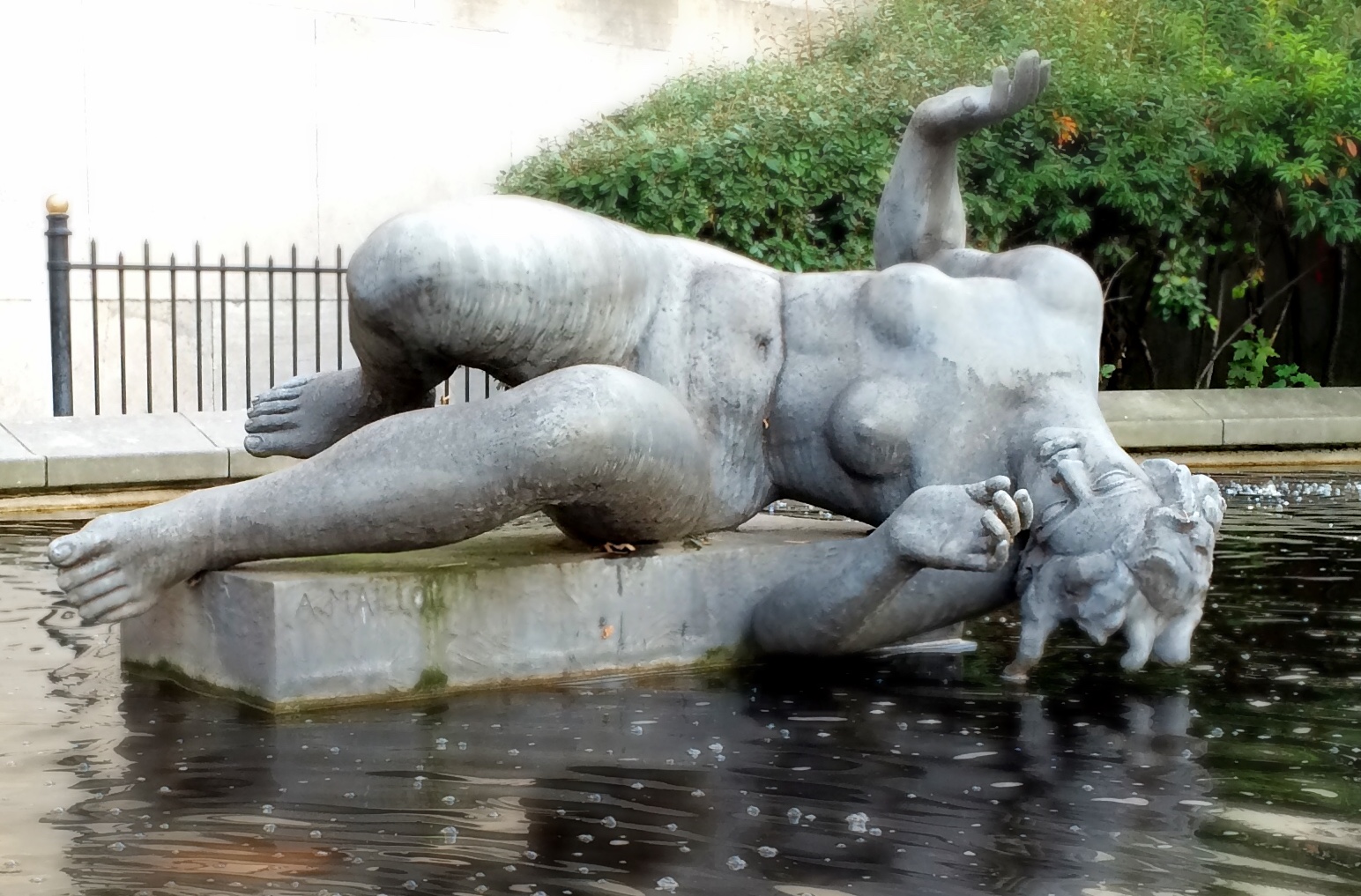 Там можна побачити роботу знаменитого французького скульптора і живописця Арістіда Майоля (1861- 1944) «Річка» (La Rivière)