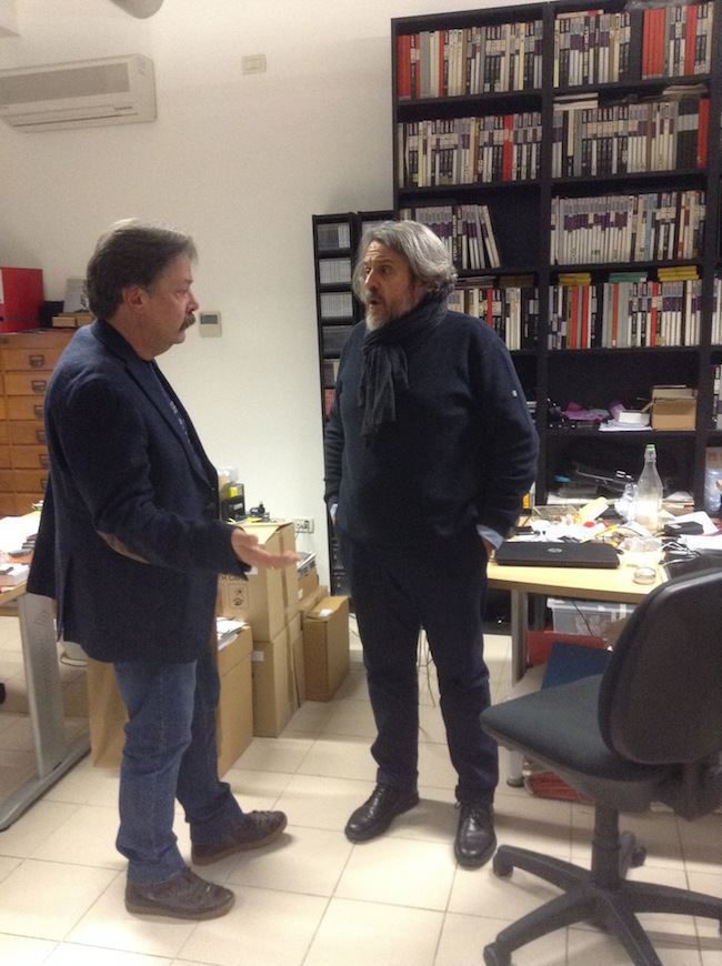 Джуліо Чезаре Річчі на тлі стелажа з майстер-стрічками в офісі Fone Records