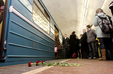 30 березня 2012, 6:17 Переглядів:   Родичі та друзі загиблих принесли квіти на платформи обох станцій, фото nakanune
