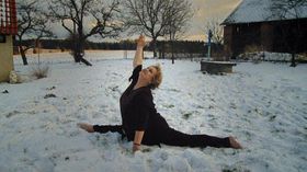 Віра Чаславска в кінці фільму танцює на снігу і сідає на шпагат   «Цікаво було те, що Віра сама подавала мені ідеї для фільму