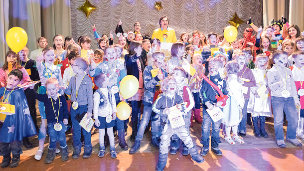 20 грудня 2018, 9:31 Переглядів:   Фонд Ріната Ахметова влаштував грандіозне свято для дітей в Маріуполі   Розваги