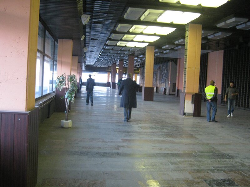 Зайшовши всередину, я був здивований розміром підтрибунних приміщень