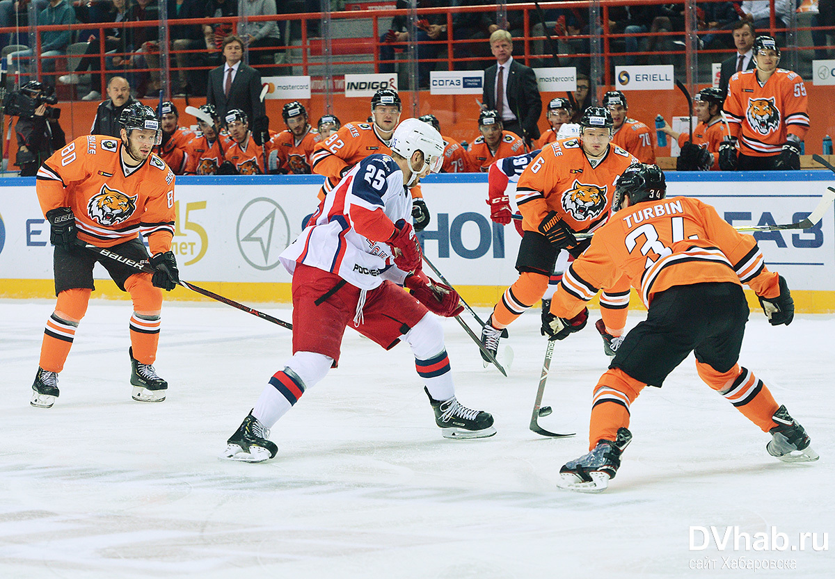 Саме за рахунок руйнування початку атак і гри в середній зоні суперника стало складніше добиратися до воріт хабаровчан, складніше розставлятися при грі 5 на 5 і проводити позіціонкі