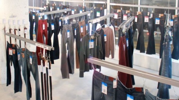 Надя Шурабура (колишня співробітниця Amazon) відкрила в Сіетлі (США) магазин джинсів «Hointer»