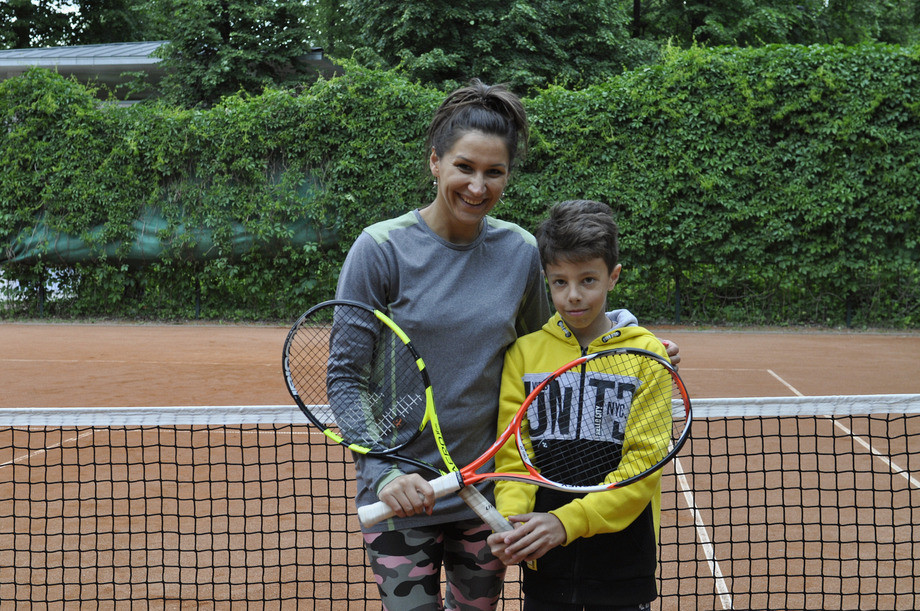 У тенісі, як і в багатьох видах спорту, важливо навчити дитину основам з самого дитинства