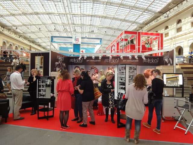 На виставці «Подарунки й АКСЕСУАРИ» - «FASHION JEWELLERY» будуть представлені головні тренди майбутнього сезону, нові колекції ювелірних прикрас, біжутерії та аксесуарів від провідних компаній і модних будинків: біжутерія з золота, срібла, бронзи, міді, металу, дерева, пластика, кістки, скла;  ексклюзивні прикраси з дорогоцінного та напівдорогоцінного каміння;  чоловічий, жіночий і дитячий біжутерія;  аксесуари для волосся, годинник, шарфи, шалі, хустки, рукавички, ремені, сумки і клатчі, шкіргалантерея, аксесуари зі шкіри та хутра, з штучних і живих квітів, вироби з натуральних природних матеріалів, головні убори, парасольки, косметички, упаковка для прикрас і аксесуарів, вироби, вироблені на замовлення та багато іншого