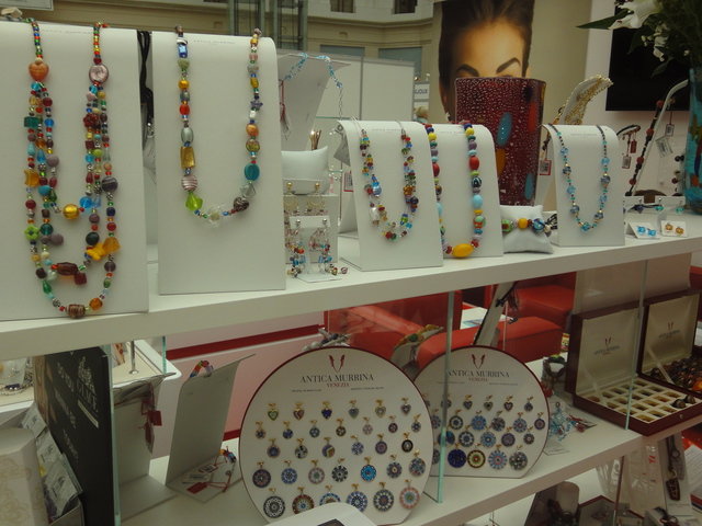 ОСІНЬ-2015 »-« FASHION JEWELLERY »- це не тільки широкий асортимент біжутерії, модних аксесуарів, ювелірних прикрас, але і традиційне місце зустрічі виробників, дистриб'юторів, постачальників і замовників, таким чином, створена єдина закупівельна майданчик, де компанії представляють широкий асортимент якісних товарів , що дозволяє відвідувачам виставок зробити все замовлення за 4 дні