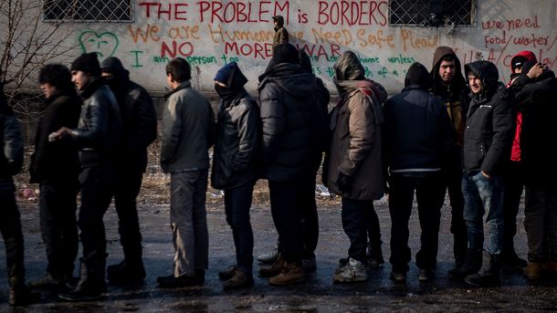 31 січня 2017, 00:45 Переглядів:   Сотні мігрантів намагаються пройти з Сербії в Угорщину по льоду річки, фото AFP
