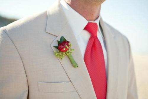 Костюм нареченого - класичний білий або темних тонів з бутоньєркою з червоних квітів