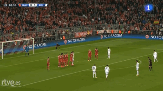 Тоні Кроос вступив в контакт з Кріштіану Роналду, той впав, але на повторі було видно, що португалець відскочив від зіткнення з суперником, а Педру Проенса купився на цей трюк