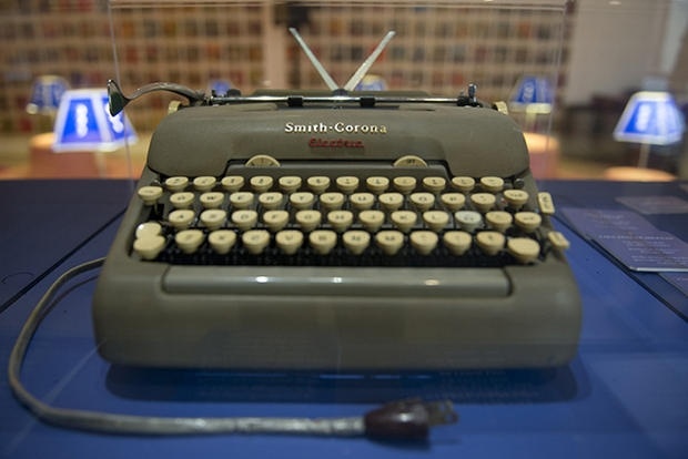 Друкарська машинка, на якій було написано роман, виставлена в Національній бібліотеці Колумбії в Боготі
