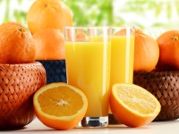 Простий апельсиновий сік - вічний предмет дискусій між прихильниками здорового способу життя