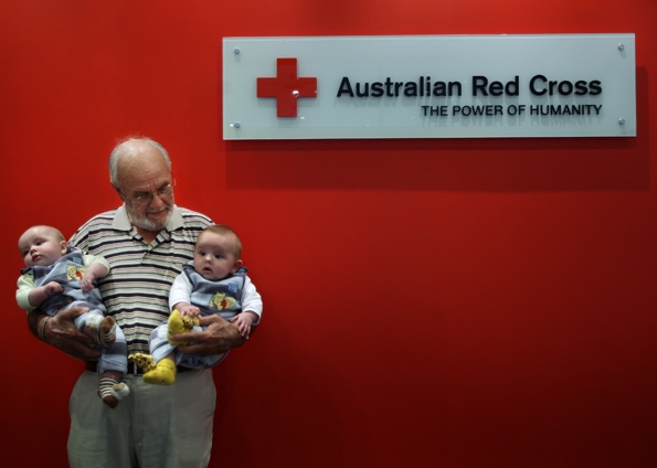 Як тільки Харрісон досяг необхідного для здачі крові віку, він негайно прийшов в пункт здачі крові Червоного Хреста