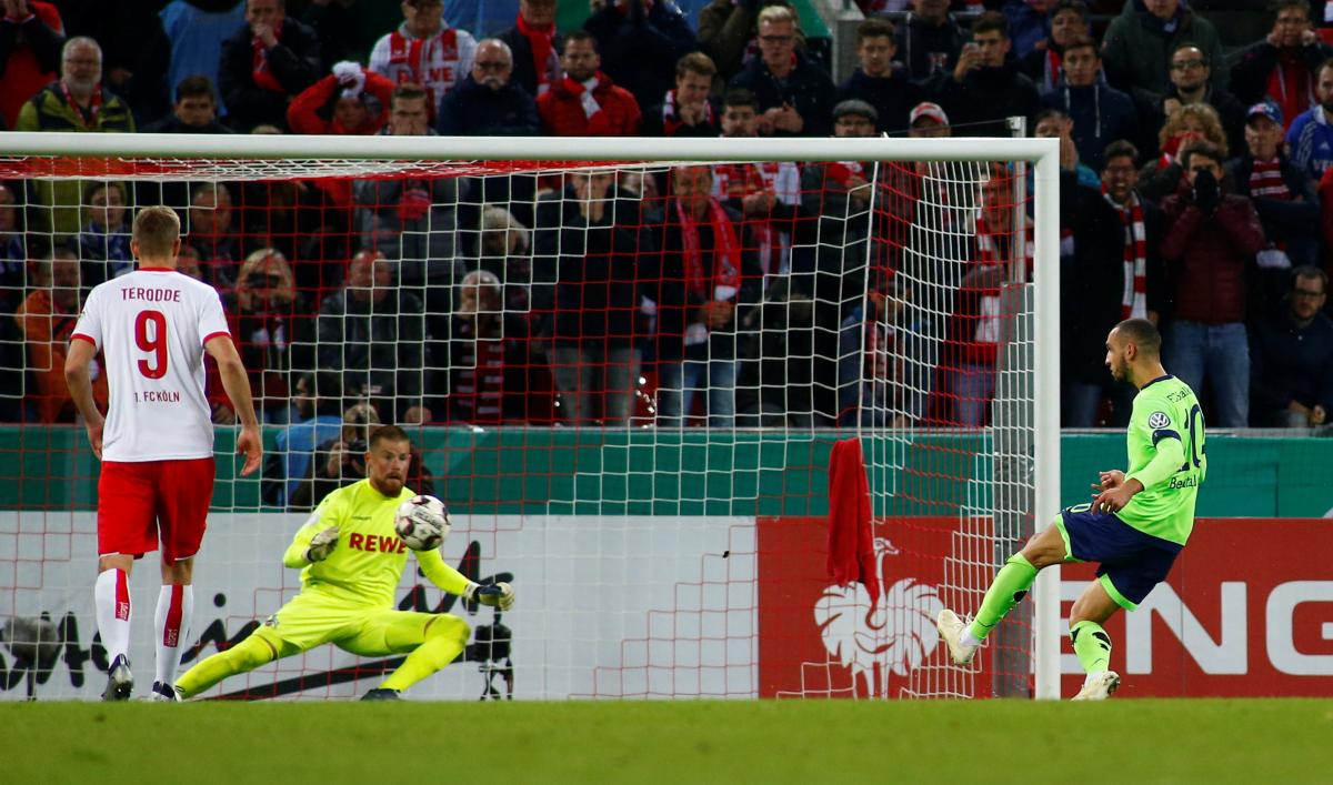 Гра буде припинена, якщо голкіпер парирує удар пенальтіста або ж сам б'є потрапить в каркас воріт