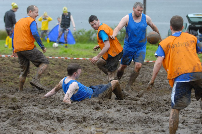 Гра набуває неймовірну популярність, проводиться навіть Чемпіонат Світу з   Футболу в грязі