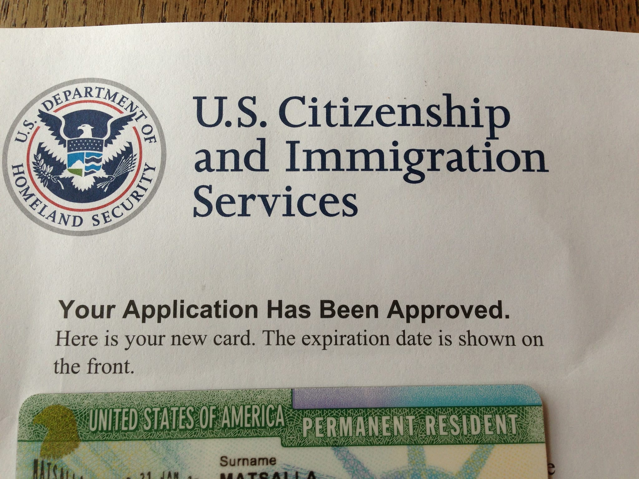Якщо все вищеперелічене в порядку вам пропонують принести клятву у вірності США і ви стаєте щасливим власником сертифікату про натуралізацію на підставі якого ви можете отримати американський паспорт