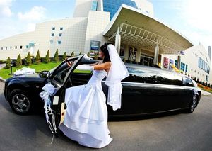 Якщо ви хочете, щоб вашим весільним автомобілем був саме лімузин, поспішіть замовити лімузин Київ прямо зараз