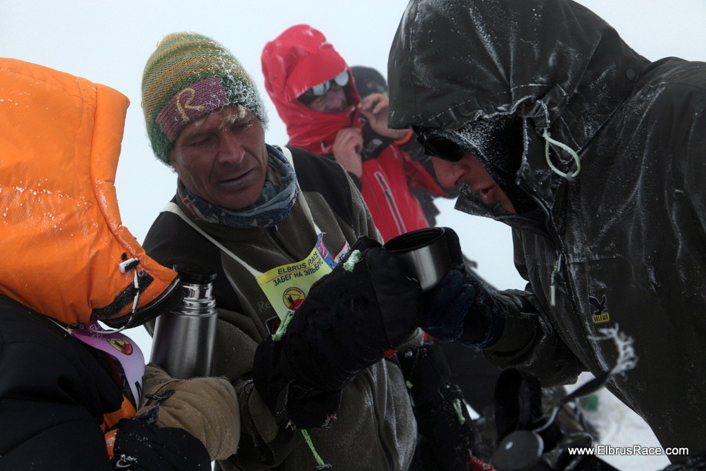 У VII International Elbrus Race в 10-30 ранку, судді, які брали фініш на вершині, змушені були просити закрити вихід спортсменів на вершину, тому що  умови там стали вкрай поганими