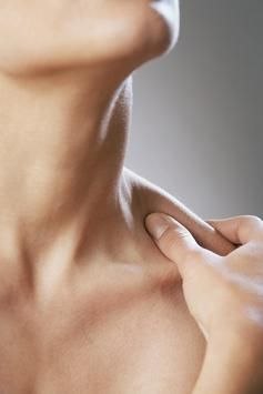 Хворобливість і спазматическое скорочення м'язів плеча і шиї може бути пов'язано і з проявами шийного остеохондрозу