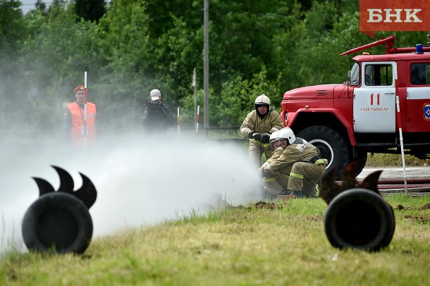 Команда спеціалізованої пожежно-рятувальної частини ФПС по Комі з Сиктивкара перемогла сьогодні на республіканських змаганнях з пожежного біатлону