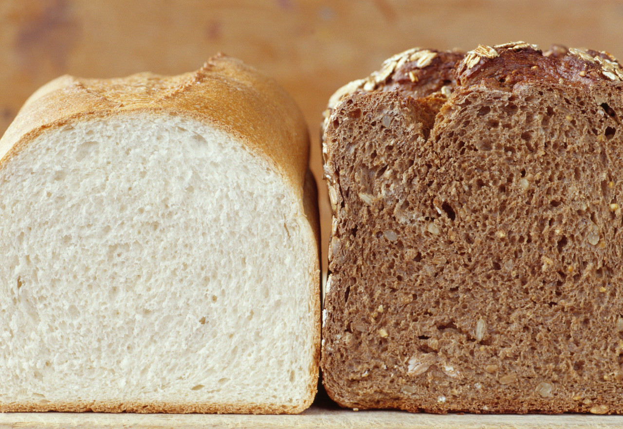 Багато людей впевнені, що білий хліб більш калорійне, тому його точно необхідно прибирати зі свого раціону харчування