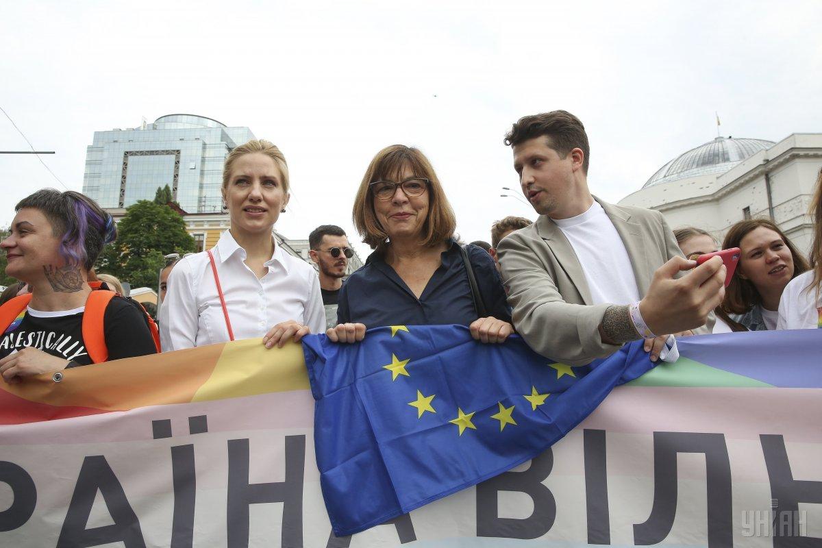 Раніше євродепутат Ребекка Хармс заявила, що їй подзвонили з АП і повідомили про підготовку закону про права сексуальних меншин в Україні